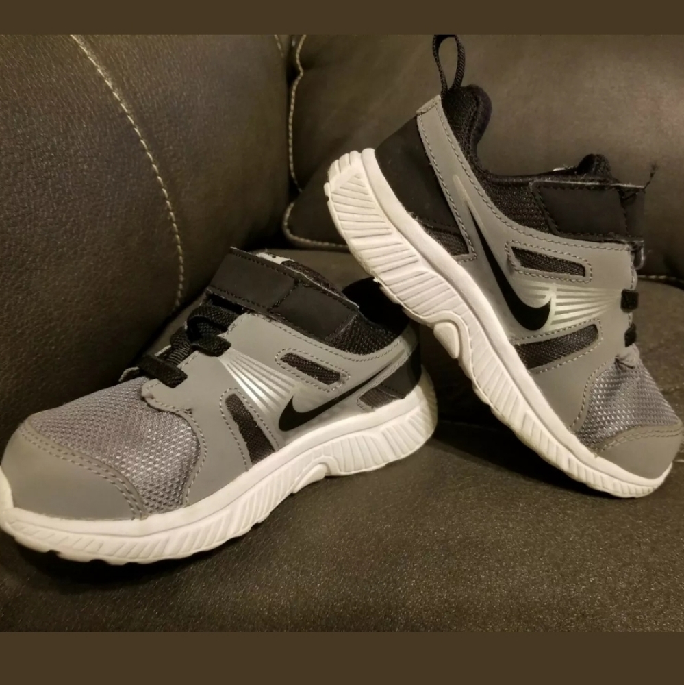 Nike 2014 boy Running Shoe gray/Black 9c.